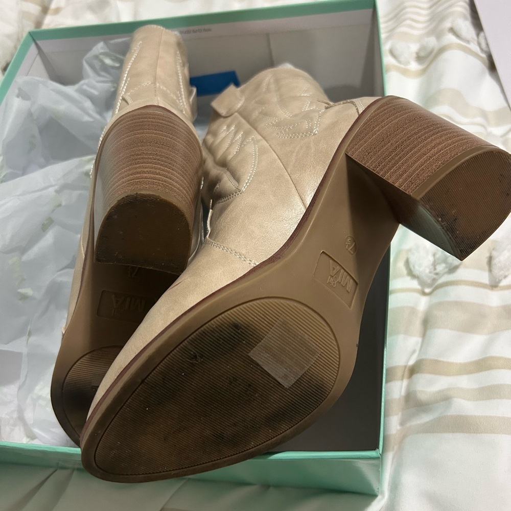 Mia Beige Western-Style Women's Boots - Picture 5 of 6